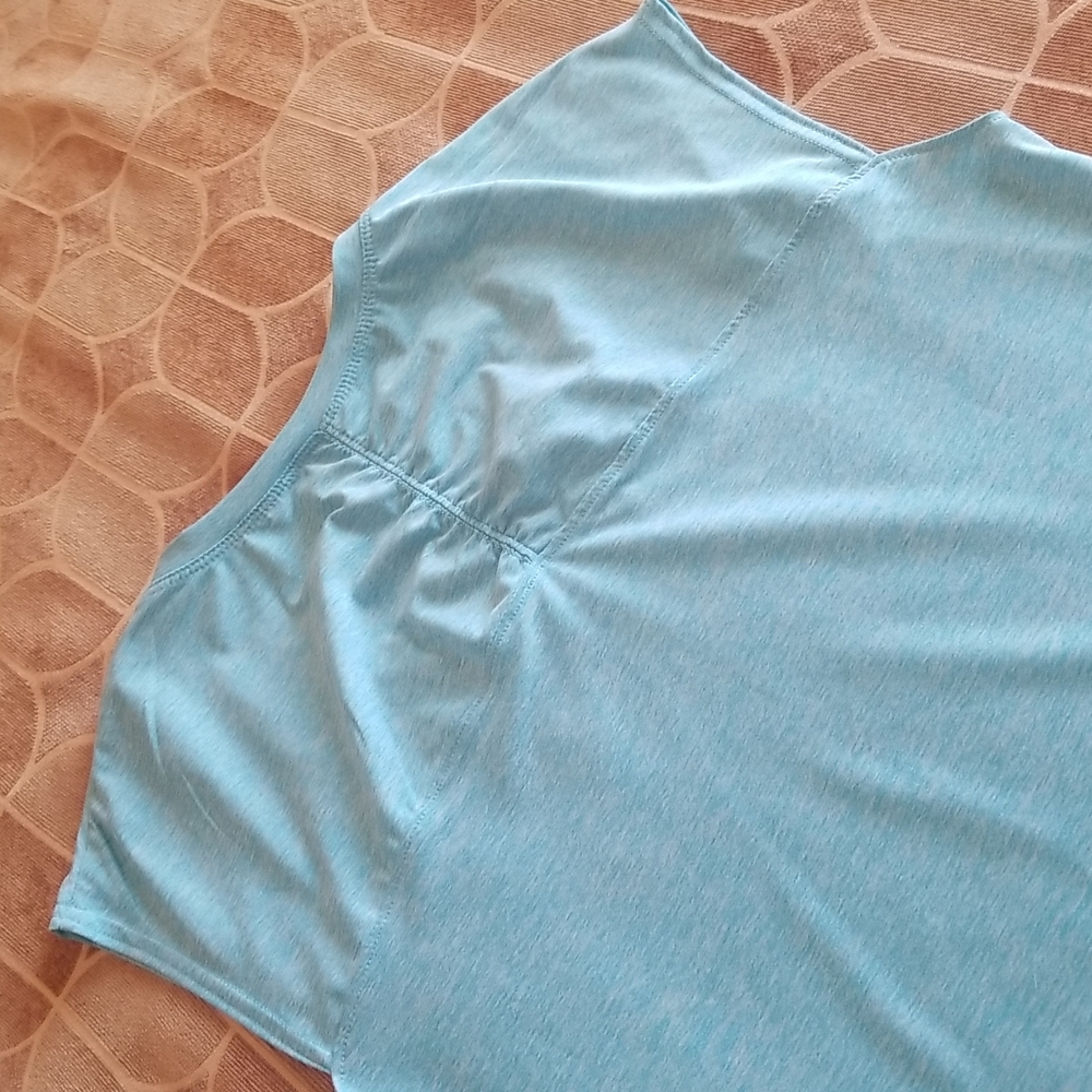 Balance Collection VNeck Ruched Back Top Small - Picture 3 of 12